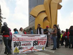 Advierten que permanecerán frente a la Cámara Alta hasta que se les dé una fecha para reunirse con Osorio Chong. ARCHIVO /