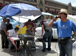 Caminan sobre Paseo de la Reforma con dirección al Zócalo capitalino para reforzar su campamento. ARCHIVO /
