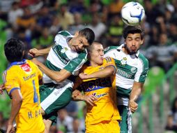 Oribe Peralta conecta el balón de cabeza para meter el primer gol del partido. EFE /