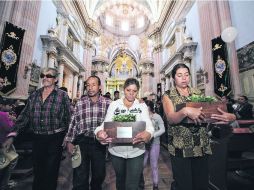 Nuestra Señora de Asunción. Familiares con los restos mortales que la Fiscalía entregó en plena calle. EL INFORMADOR /