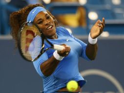 La menor de las Williams mantuvo su saque como principal estrategia durante el juego ante Simona Halep. AFP /
