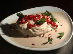 Como todos los platillos, los chiles en nogada son dinámicos, van cambiando conforme al tiempo. ARCHIVO /