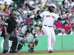 David Ortiz observa su batazo, el cual se convirtió en un cuadrangular productor de una carrera, en el séptimo rollo. AFP /