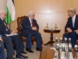 El secretario de EU (D) ha dado segumiento a los encuentros con  Mahmoud Abbas (2-I), y Saeb Erekat (I) negociadores de paz. ARCHIVO /