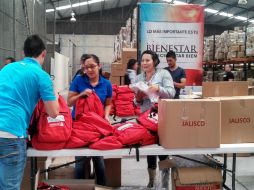 En el sitio, una treintena de personas metía los útiles escolares a las mochilas.  /