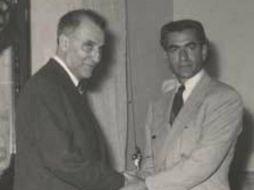 El Shah Muhammad Rez (d) estrecha la mano de Fazlollah Zahedi (i), quien sustituyó al ministro Mosaddeq. TOMADA DE SITIO OFICIAL  /