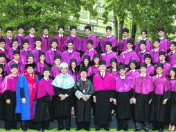 Recuerdo. La imagen del grupo tras su acto protocolario. ESPECIAL /