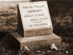 La tumba de Lovecraft en Providence. El epitafio dice: Yo soy Providence. ARCHIVO /