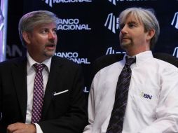 El científico Henrik (i) presenta un androide, con piel a base de un componente de silicona y cabello real en San José, Costa Rica. EFE /