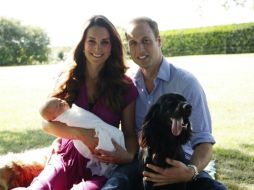 Los duques de Cambridge posan con su hijo y su perro. AFP /