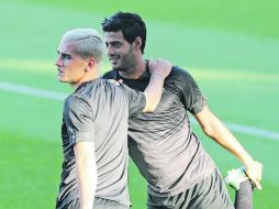 Carlos Vela (derecha) es el único jugador de la Real en haber jugado Champions, cuando militó en el Arsenal. EFE /