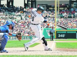 Miguel Cabrera ha mejorado inmensamente su habilidad de conectar lanzamientos en cualquier zona del plato. AFP /