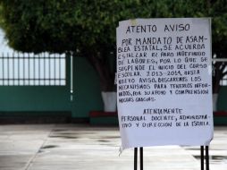 Cartel en una escuela oxaqueña en el que se anuncia el ''paro indefinido de labores''. NTX /