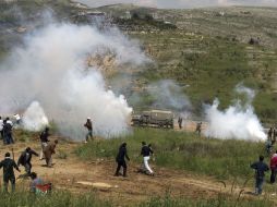 Soldados israelíes lanzan gas lacrimógeno a refugiados palestinos que viven en Siria. ARCHIVO /