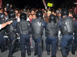 Maestros de la CNTE rompen el cerco de seguridad en San Lázaro e ingresan al recinto legislativo a realizar desmanes. NTX /
