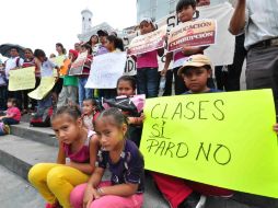 Padres de familia, estudiantes y profesores, muestran su rechazo al paro de los tres sindicatos magisteriales. ARCHIVO /