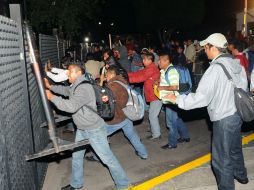 Los maestros de la CNTE irrumpieron en el recinto legislativo ayer por la noche en otro acto de sus movilización. ARCHIVO /