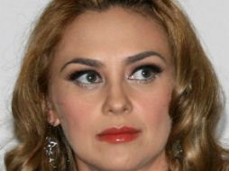 Los encabezados de la revista publican: ''Aracely Arámbula, su verano más feliz junto a sus hijos Miguel y Daniel''. SUN /