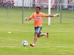 Marco Fabián sigue deshojando la margarita de su posible salida de Chivas. ARCHIVO /