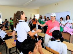 Lorena Ochoa entregó zapatos en el Centro Educativo La Barranca.  /