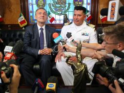 El alcalde de Gdynia, Wojciech Szczurek (i) con el capitán Juan Very (d) en conferencia luego del incidente. ARCHIVO /