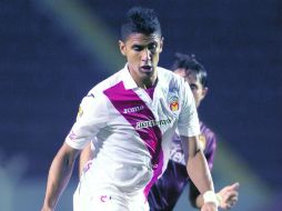 El colombiano Santiago Tréllez da un pase ante la marca de la zaga universitaria. El delantero marcó el 2-0 en el Tres de Marzo. MEXSPORT /