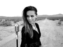 Kasia conoció al cantante en 2012, cuando se unió a su equipo de coristas y poco después iniciaron un romance. ESPECIAL /