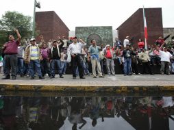 Los maestros de la coordinadora permanecen a las afueras de San Lázaro para expresar su inconformidad a la reforma educativa. EFE /