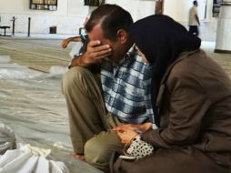 Familiares de las víctimas lloran por la pérdida tras los presuntos ataques en Siria. AP /