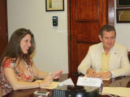 El fiscal Luis Carlos Nájera firma el convenio con la SCT. Imagen de @AlertaAmber_JAL. ESPECIAL /