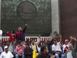 Maestros de la CNTE se manifestaron en la Cámara de Diputados en contra de las leyes secundarias de la Reforma Educativa. NTX /