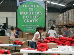 Voluntarios son los encargados de armas los paquetes de Mochilas con los útiles. ARCHIVO /