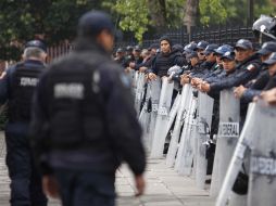 La Policía Federal resguardaba el recinto de la cámara de Diputados, ante el cerco de maestros. ARCHIVO /