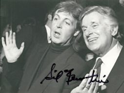 Sid Bernstein, en una foto autografiada junto a Paul McCartney. ARCHIVO /