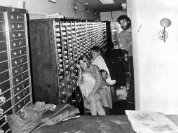 Los empleados de un banco con su secuestrador, Clark Olofsson en el sótano del banco Kreditbanken, en 1973. EFE /