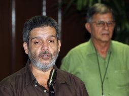 Miembros de las FARC leen el comunicado que anuncia el alto a los diálogos de paz. EFE /