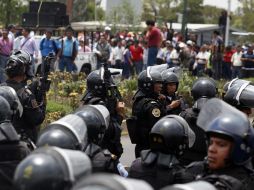 Granaderos de la SSPDF logran contener el avance de los maestros. SUN /