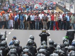 Maestros bloquean las cercanías del Aeropuerto Internacional de la Ciudad de México. SUN /