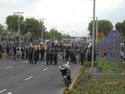 Maestros condicionan el fin de la movilización y el desbloqueo de las calles que llevan al AICM. NTX /