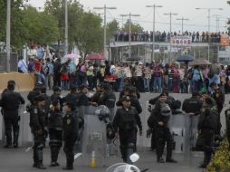Maestros disidentes de la CNTE realizaron un bloqueo en las inmediaciones del AICM por más de ocho horas. NTX /