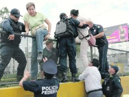 Turistas son auxiliados por policías federales para trasladarlos al aeropuerto capitalino. EFE /
