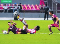 La cancha del Tres de Marzo fue maltratada por la lluvia, lo que afectó el desarrollo del juego. EL INFORMADOR /