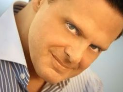 El cantante aparece en diferentes postales visuales del puerto. ESPECIAL /