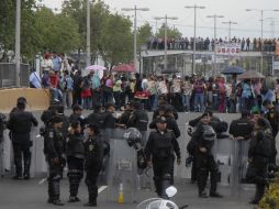 Integrantes de la CNTE se concentran en las inmediaciones del Aeropuerto de la Ciudad de México para manifestarse. ARCHIVO /