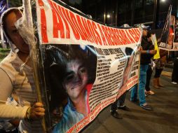 Familiares de los 12 jóvenes desaparecidos en el ''Heaven'' protestan a las afueras  de la PGR. EFE /