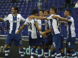 Los jugadores del Espanyol, entre ellos Héctor Moreno, celebran uno de los tres goles del equipo. EFE /