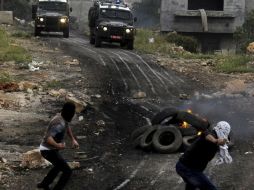 Las autoridades relacionadas en las negociaciones intentan mentener lo más lejos posible a manifestantes. ARCHIVO /