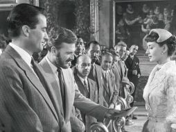 En la imagen Audrey Hepburn (d) en el momento culminante: un sobre con las fotografías totalmente fuera de protocolo. ARCHIVO /