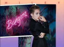 En la portada oficial se ve a Cyrus con una gabardina negra vintage y su actual look. ESPECIAL /