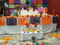 Los altares deberán incluir las flores de cempasúchil, papel picado y copal o incienso. ARCHIVO /